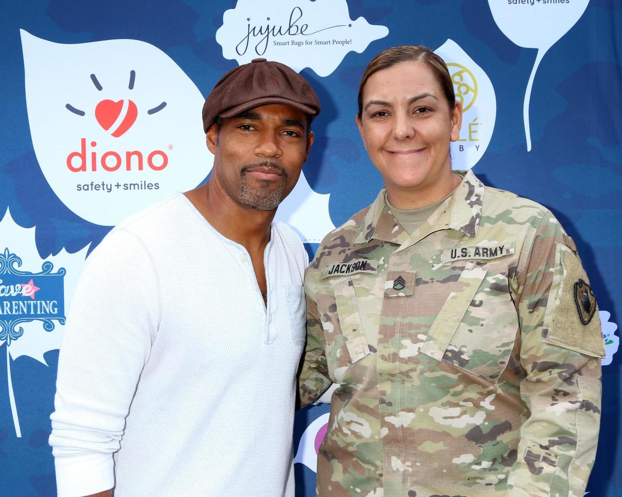 los angeles - nov 19 jason george, sergent du personnel du diono présente une journée de remerciements et de dons à l'hôtel garland le 19 novembre 2017 à north hollywood, ca photo