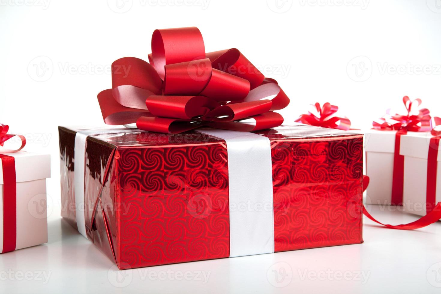 une boîte cadeau rouge coffrets cadeaux blancs sur gris photo