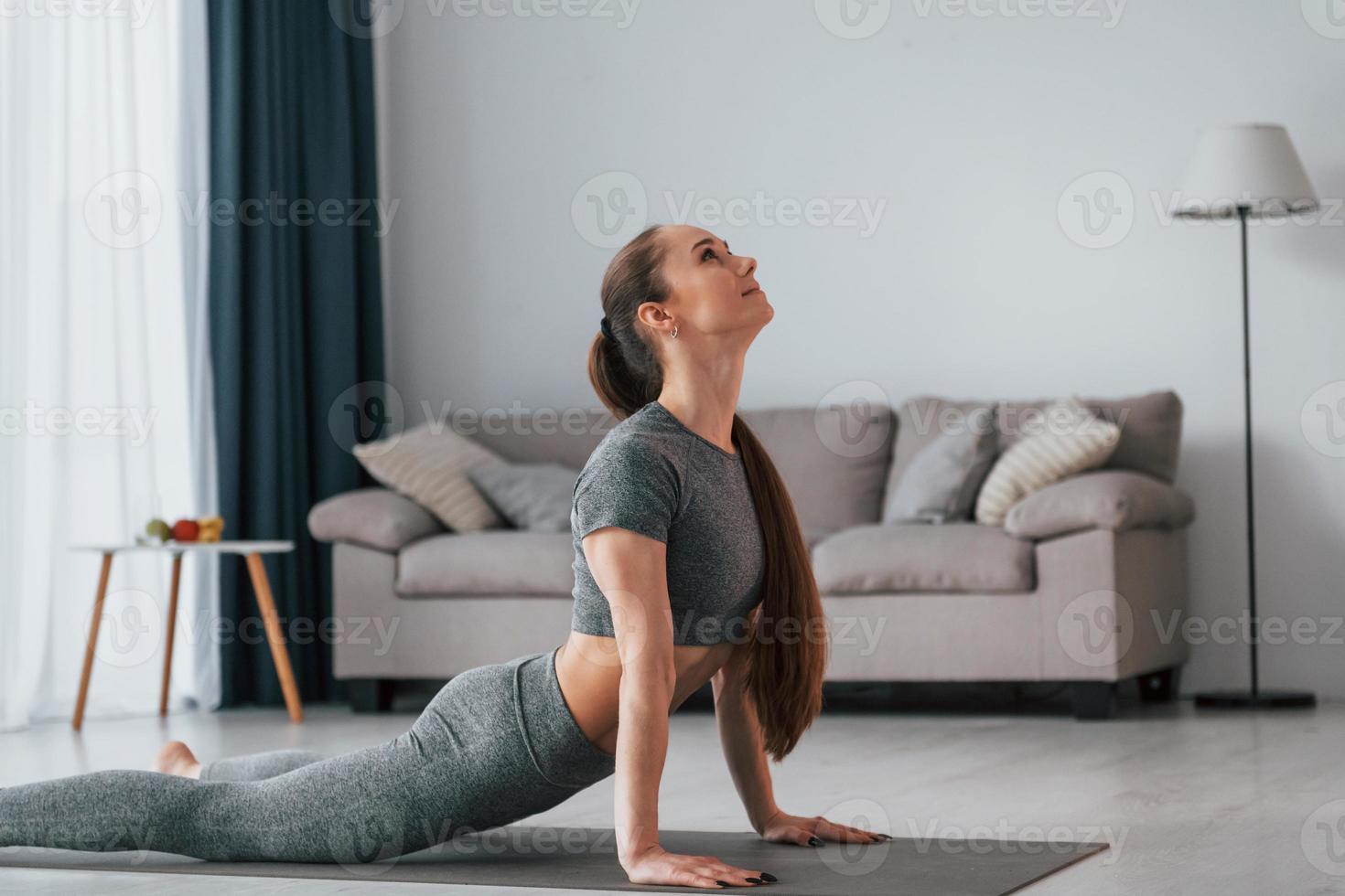 avec ruban à mesurer. jeune femme au corps mince et en vêtements de yoga  est à la maison 8225441 Photo de stock chez Vecteezy