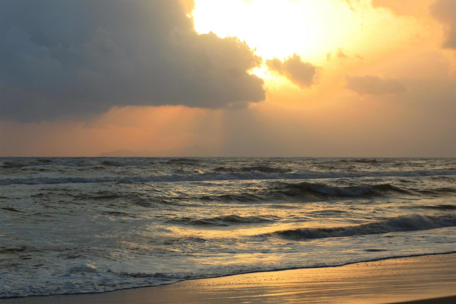 paysage de plage avec un beau coucher de soleil photo