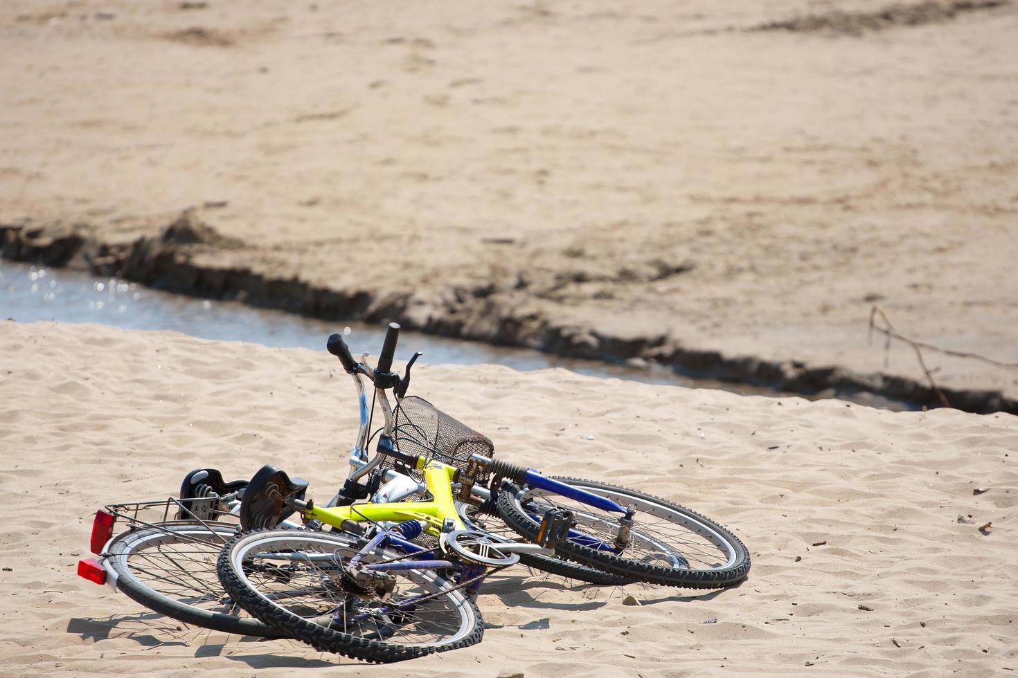 deux vieux vélos sur la plage. photo