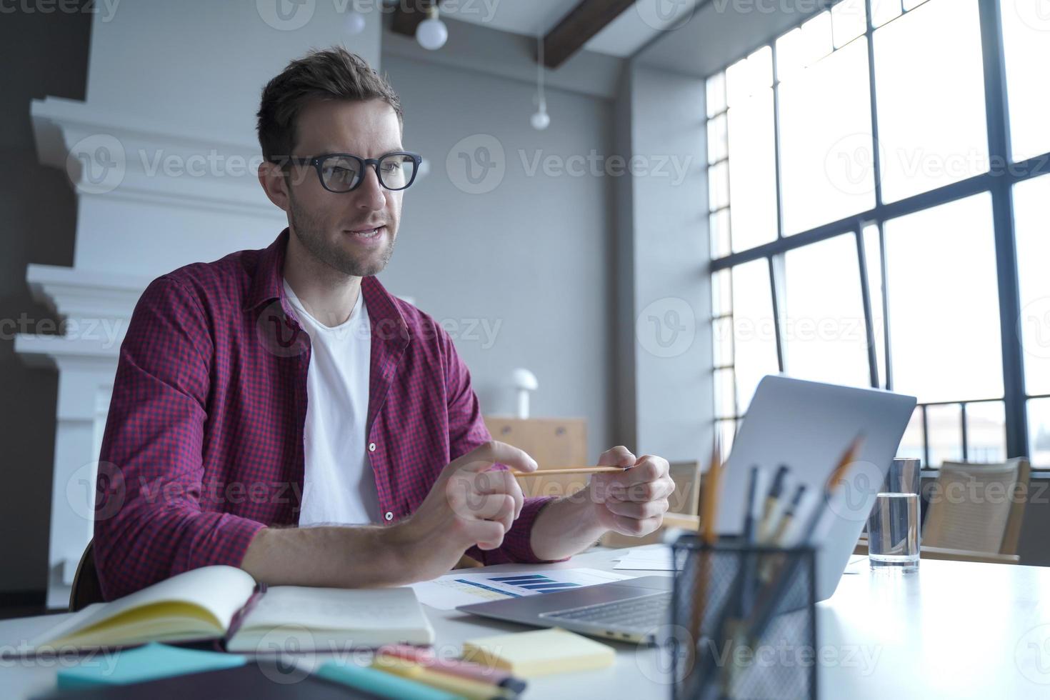 homme concentré conseiller financier privé organise des cours de formation pour les particuliers ou les entreprises en ligne photo