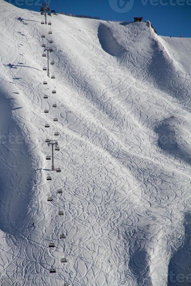 télésiège dans la station de ski Krasnaya Polyana, Russie photo