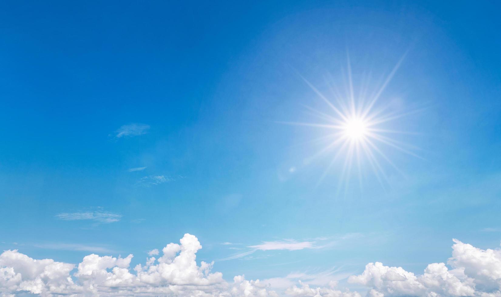 beau ciel bleu avec des nuages blancs au lever du soleil photo