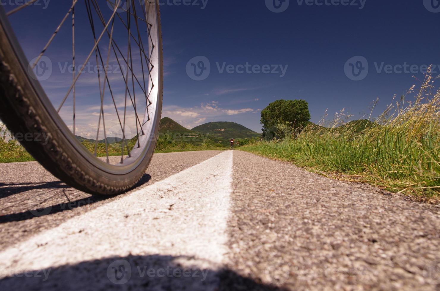 roue de vélo sur une piste cyclable photo