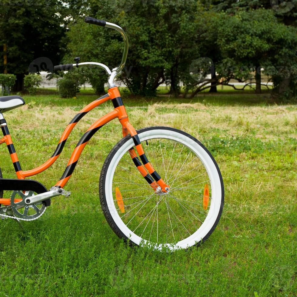 un vélo orange photo