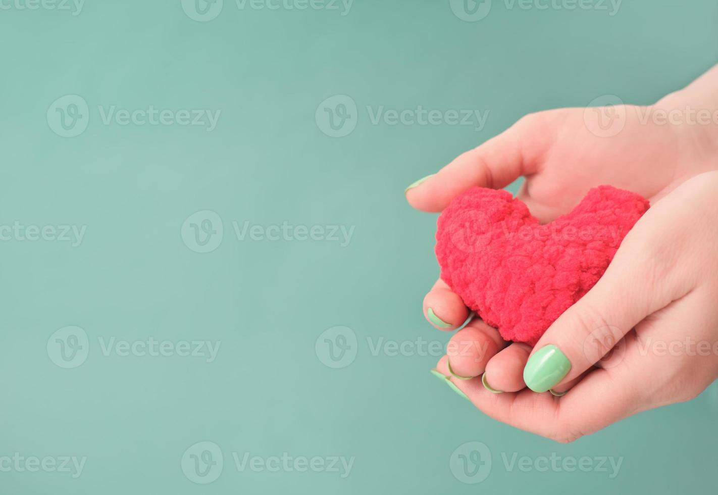 mains tenant un coeur rouge, soins de santé, amour, don d'organes, journée mondiale du coeur, journée mondiale de la santé, journée nationale du don d'organes photo