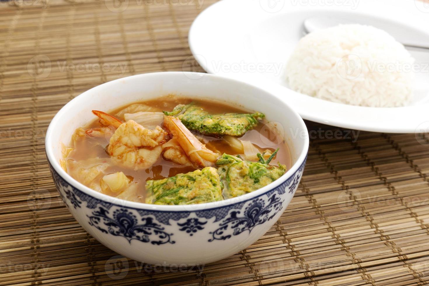 crevettes aigre-piquantes aux légumes de thaïlande photo