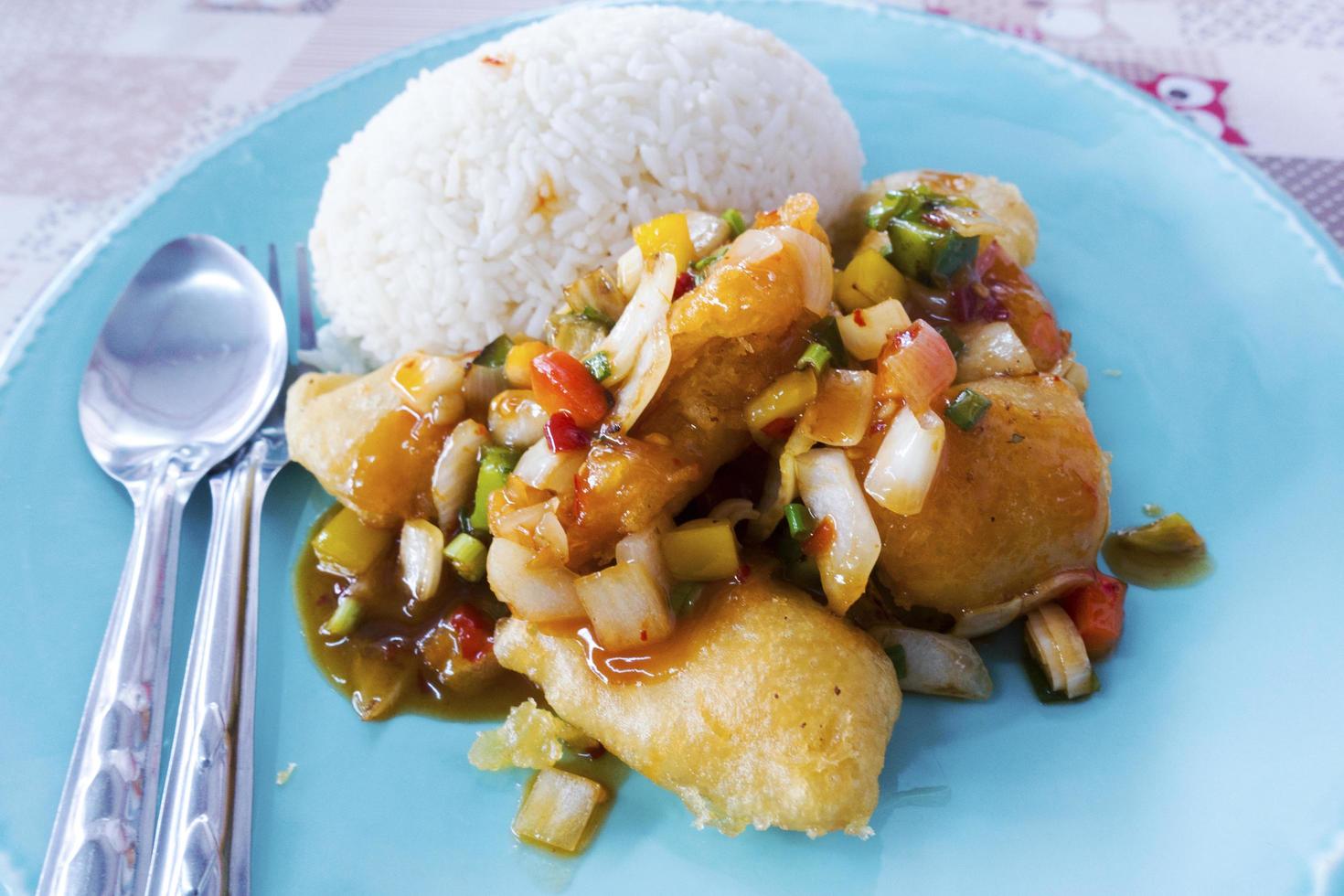 riz avec poisson frit à la sauce aigre-douce photo