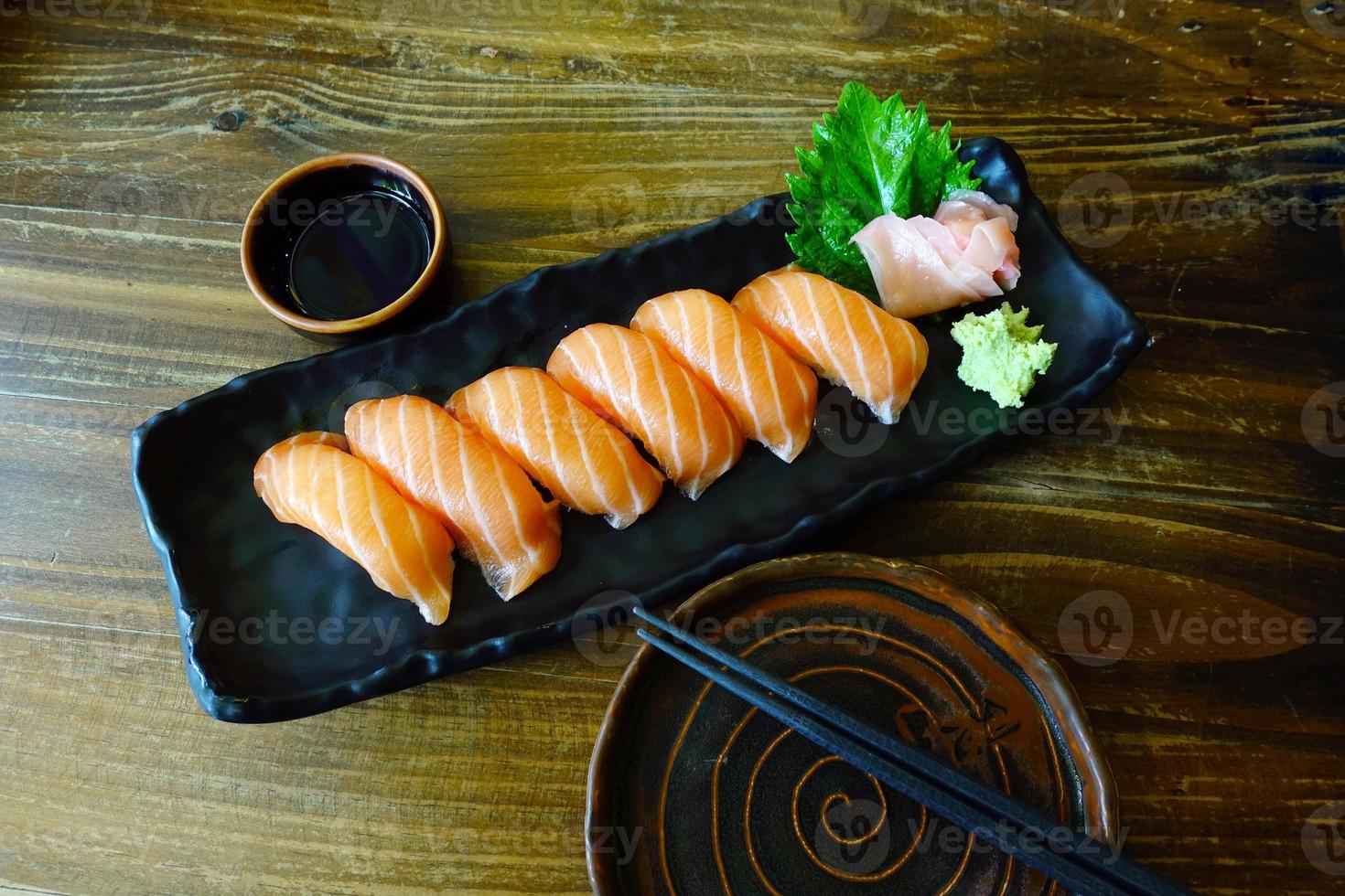 saumon sushi sur table en bois photo