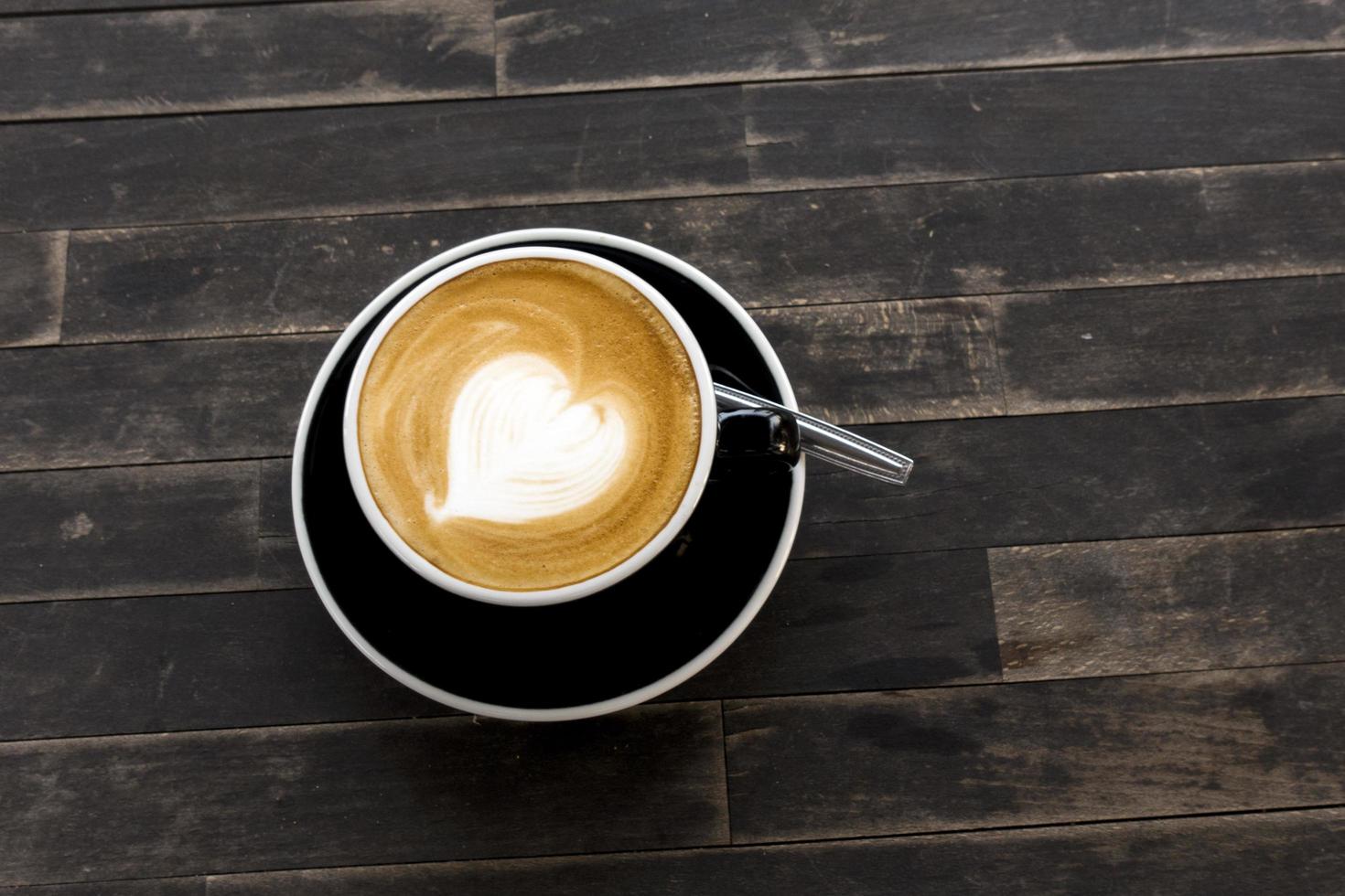 tasse de café chaud sur une table en bois. photo