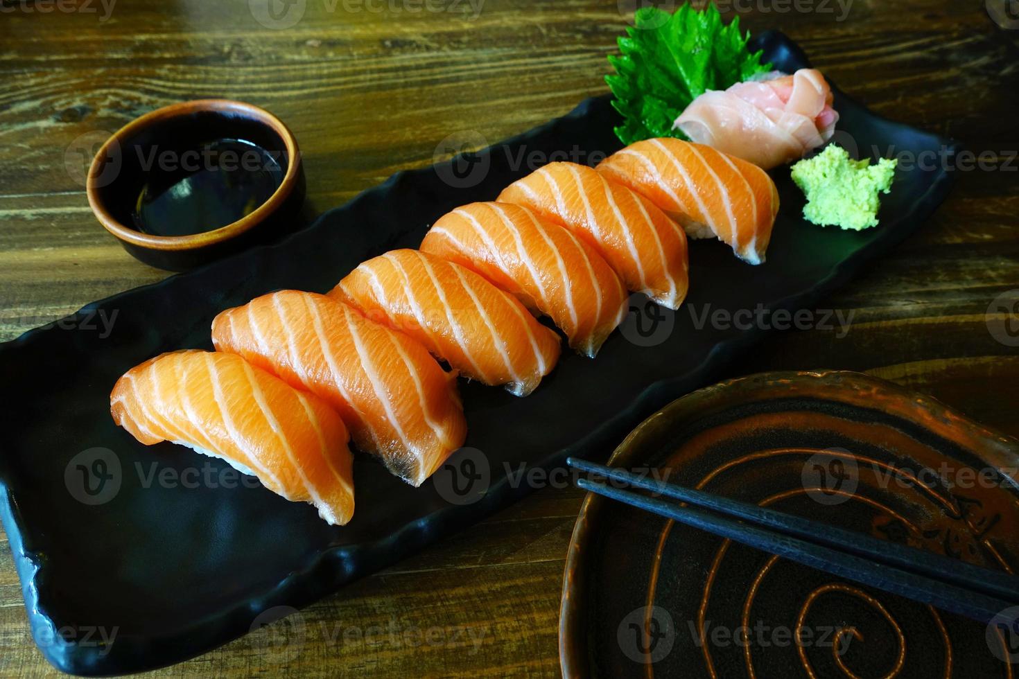 saumon sushi sur table en bois photo