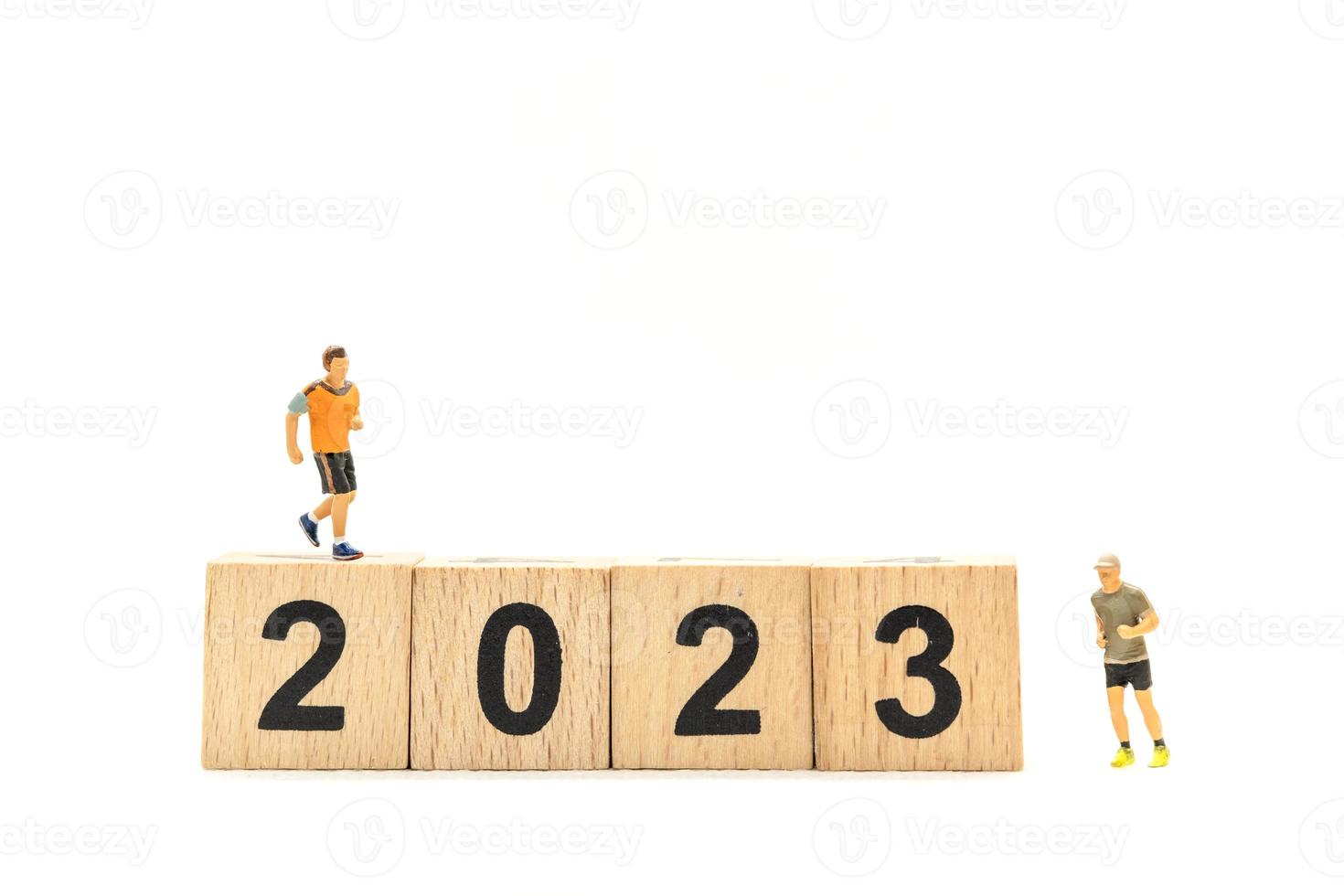 Coureur miniature de personnes avec le numéro 2023 sur le bloc photo