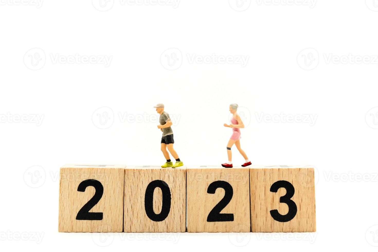 Coureur miniature de personnes avec le numéro 2023 sur le bloc photo