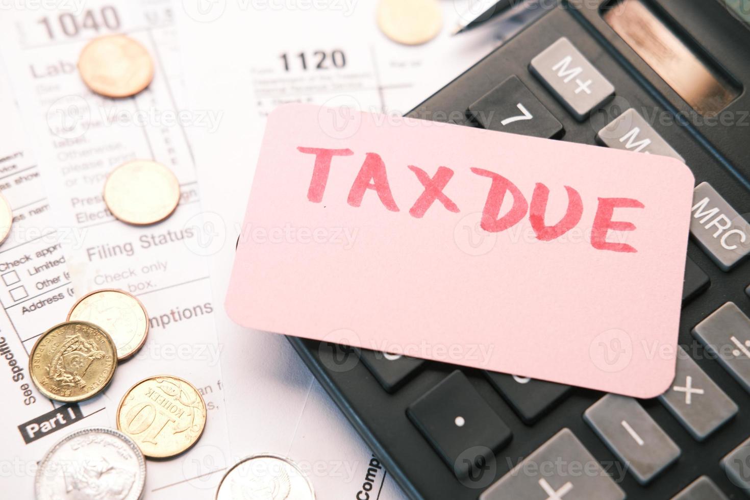 formulaire de déclaration de revenus et taxe due écrite à la main sur la table photo