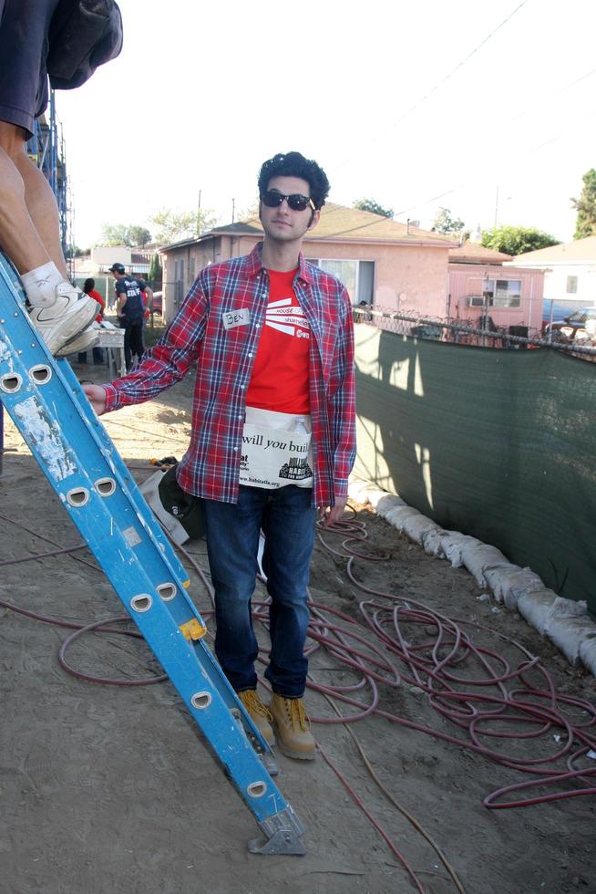 los angeles, 25 oct - ben schwartz à l'habitat pour l'humanité construit par showtimes house of lies and sans vergogne à magnolia blvd le 25 octobre 2014 à lynwood, ca photo