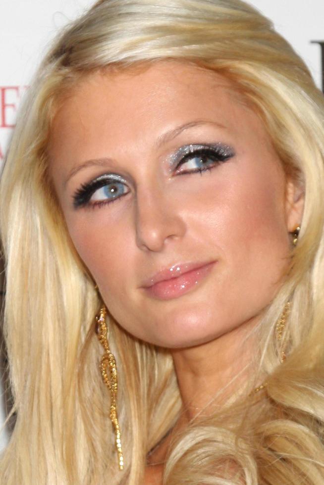 los angeles, 10 février - paris hilton arrive au lancement de la bouteille de l'édition spéciale rouge du belvédère à avalon le 10 février 2011 à los angeles, ca photo