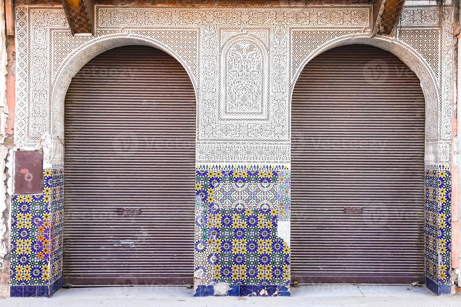 porte d'un immeuble à marrakech, maroc photo