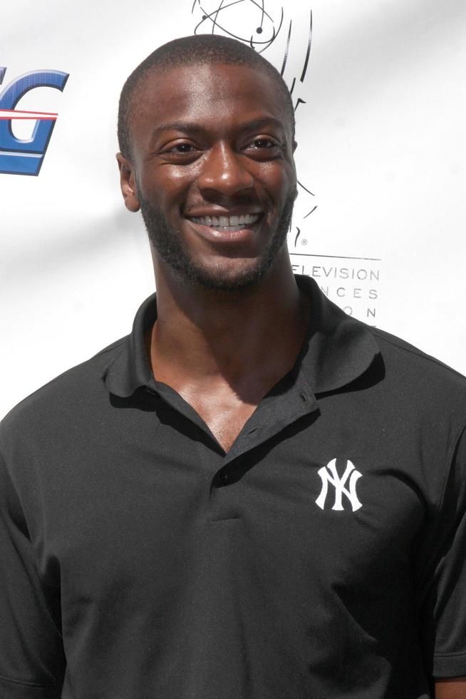 los angeles sep 20 - aldis hodge arrive au tournoi de golf atas 2010 au club de golf privé le 20 septembre 2010 à toluca lake, ca photo