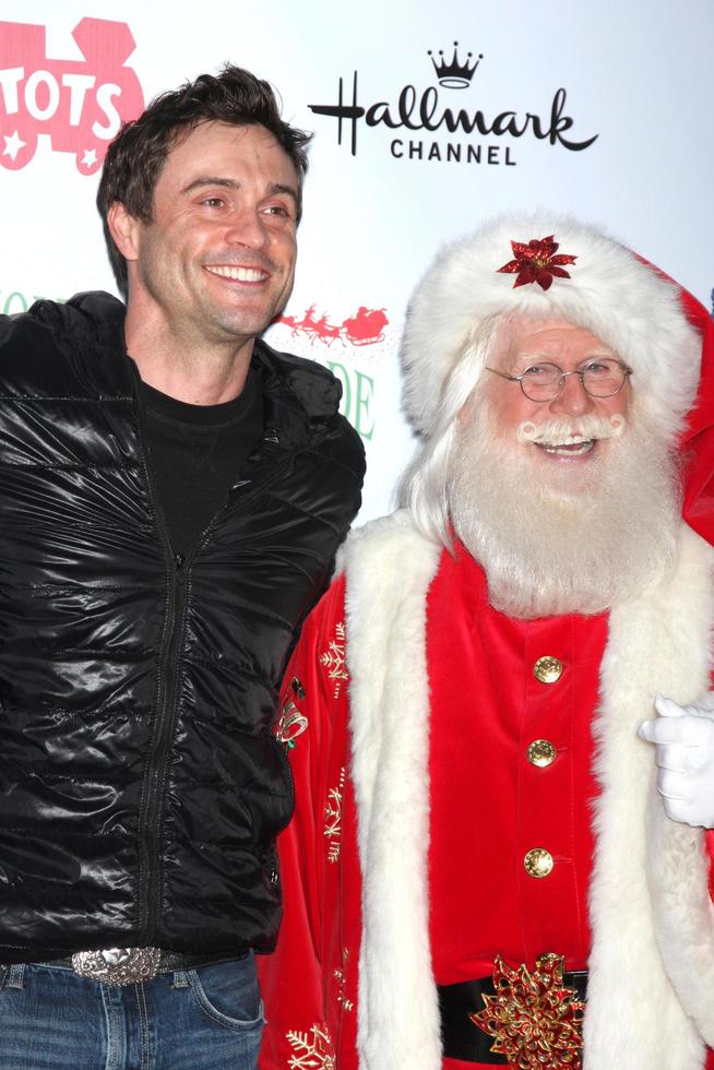 los angeles, 1er décembre - daniel goddard, le père noël au défilé de noël hollywood 2013 à hollywood et highland le 1er décembre 2013 à los angeles, ca photo