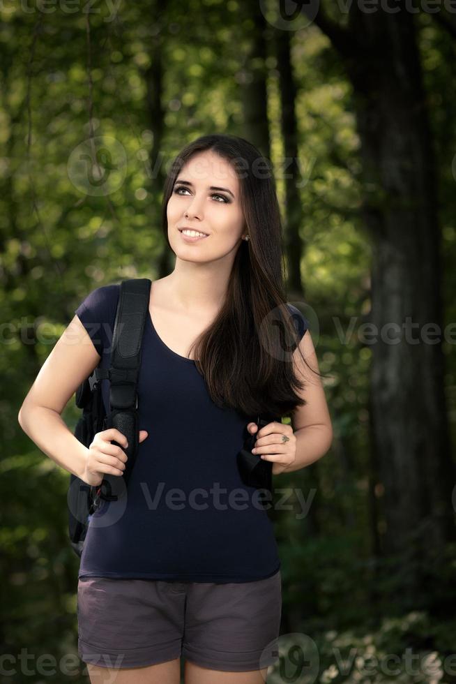fille de randonnée heureuse avec sac à dos de voyage photo