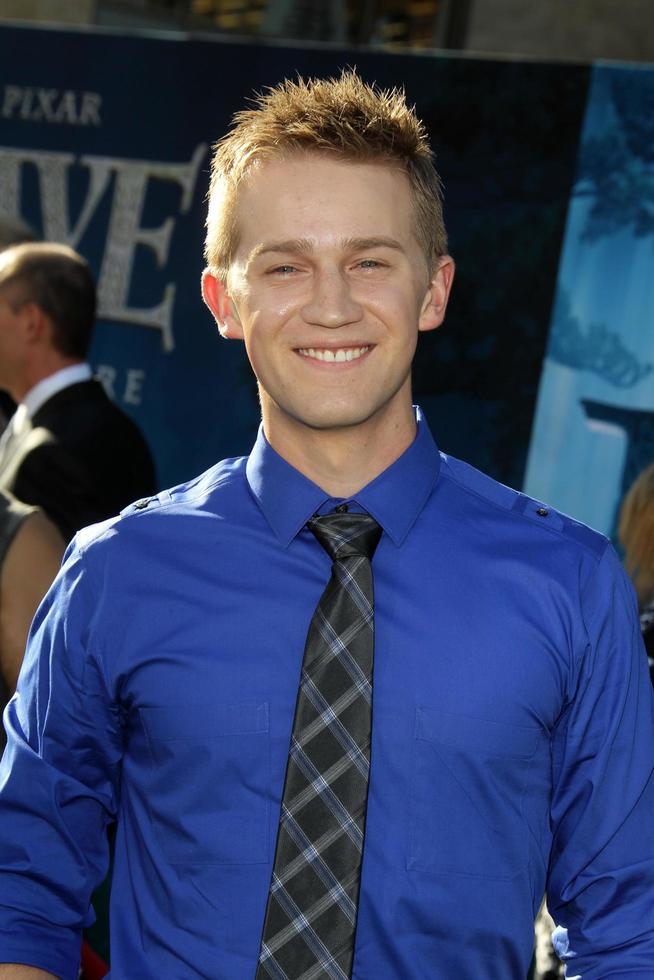 Los angeles, 18 juin - jason dolley arrive à la première de brave laff au dolby theatre le 18 juin 2012 à los angeles, ca photo