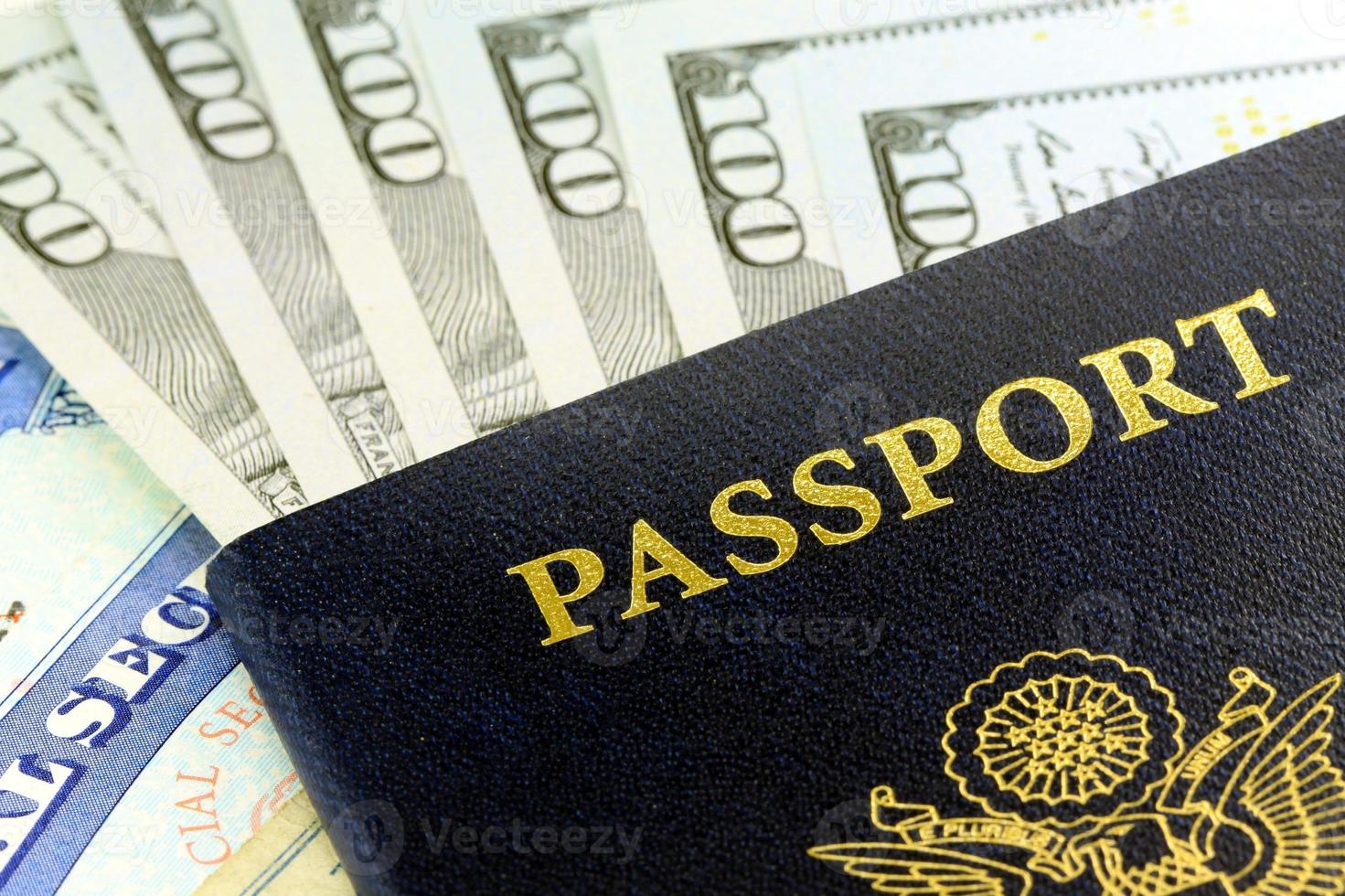 documents de voyage - passeport américain avec monnaie américaine photo