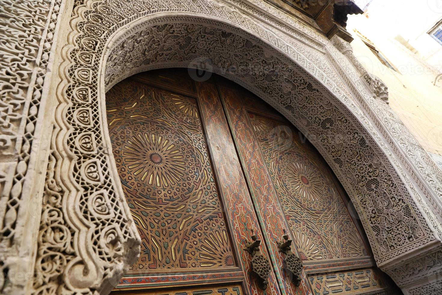 porte d'un immeuble à fès, maroc photo