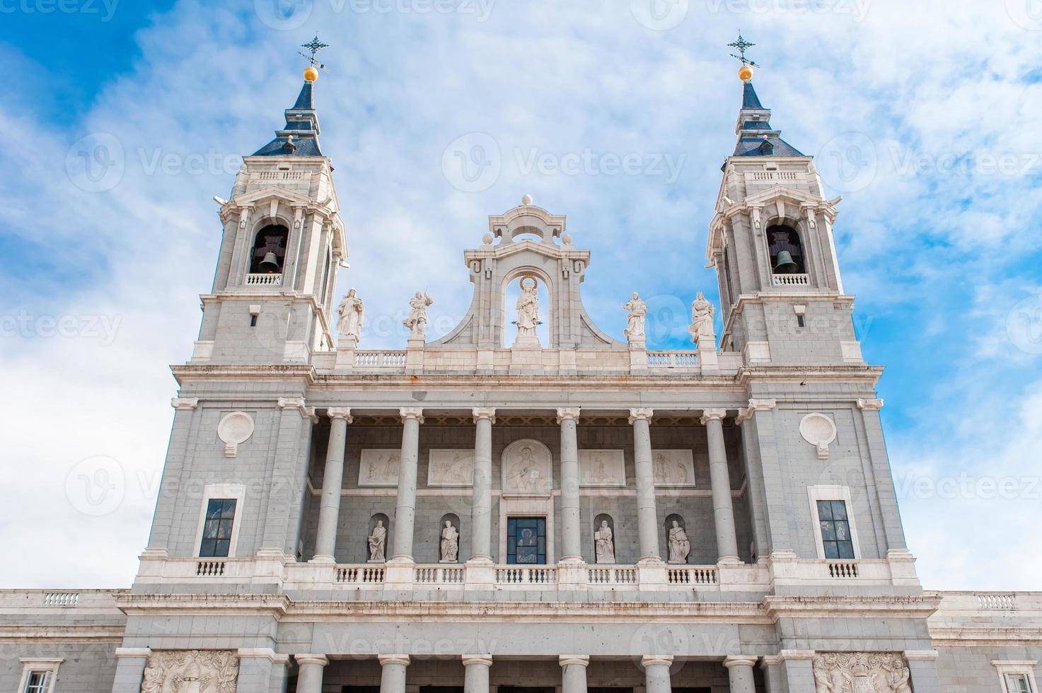 cathédrale de saint marie le royal de la almudena photo