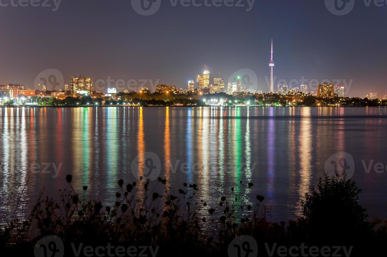 Toronto skyline at night, avec reflet photo