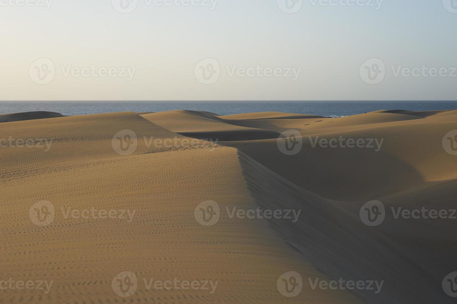 dunes de sable et ondulées dans un désert de gran canaria photo