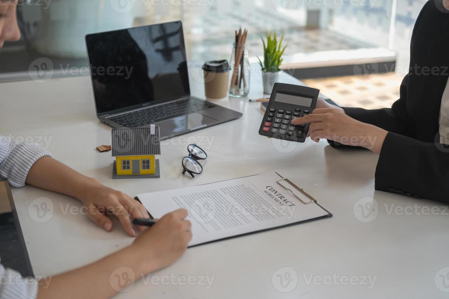 achat de maisons et de terrains, garanties, contrat et accord, un employé d'une société immobilière remet la maison et les clés une fois le contrat de vente de terrains et de bâtiments terminé. photo