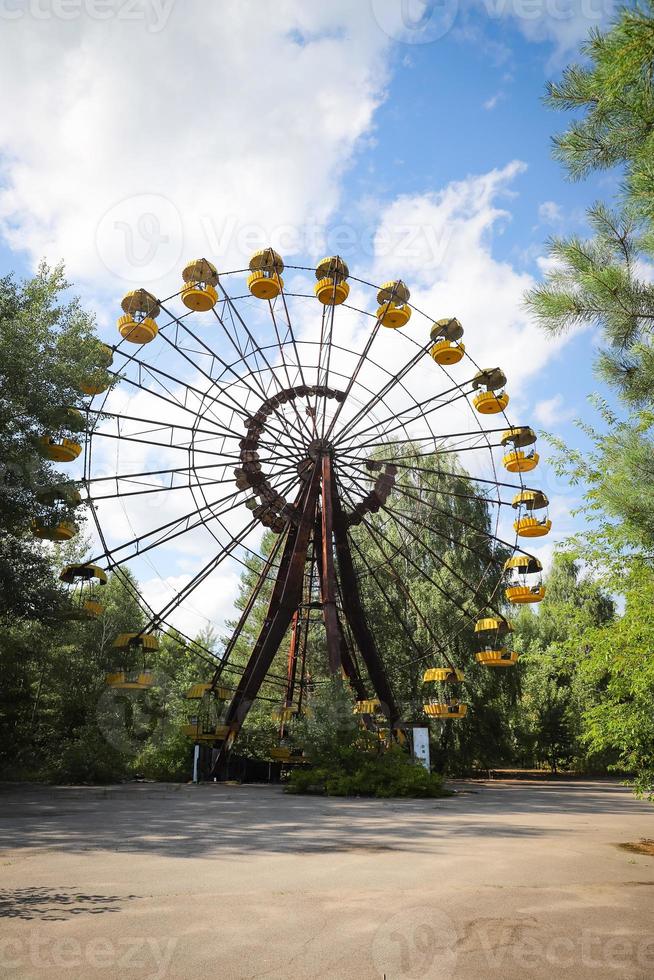 grande roue, ville de pripyat dans la zone d'exclusion de tchernobyl, ukraine photo