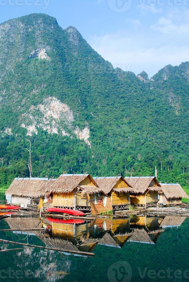 cabane tropicale au bord du lac et bateau en bois photo
