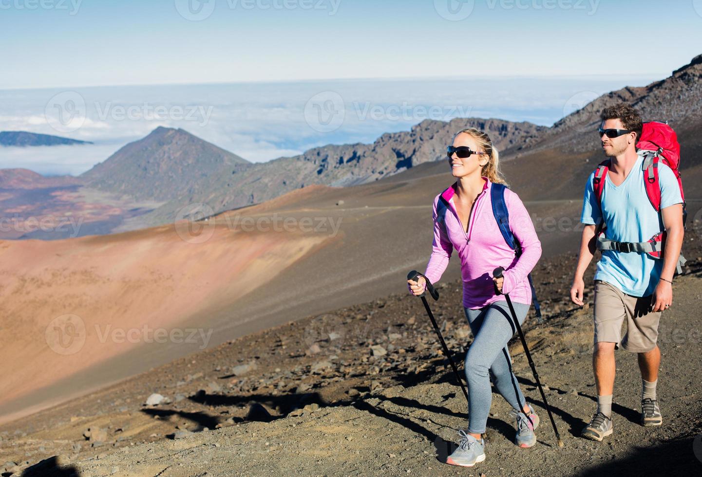 homme et femme randonnée sur un magnifique sentier de montagne photo