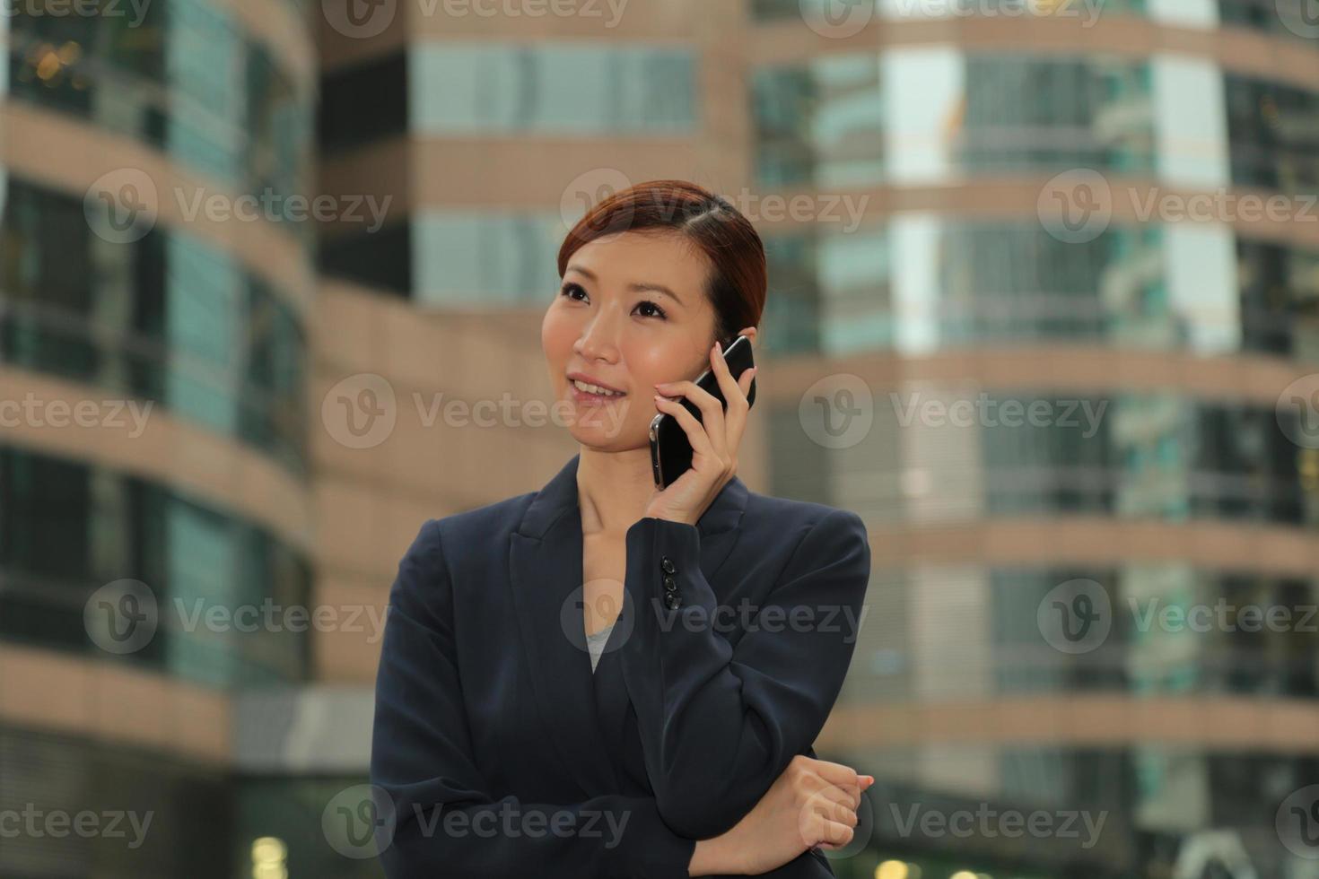 femmes d'affaires asiatiques à l'aide de son smartphone photo