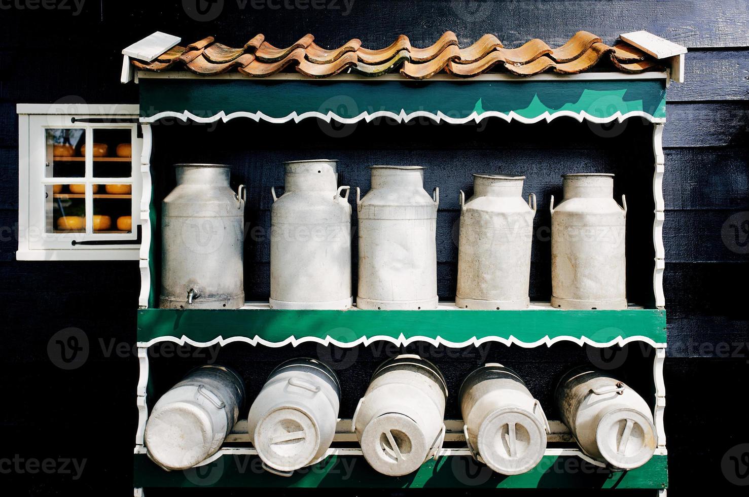 vieux bidons de lait à la fabrication de fromage. industrie du lait et du fromage, concept alimentaire photo