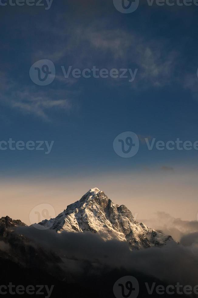 sommet de la montagne. trek du camp de base de l'Everest. Himalaya du Népal. photo