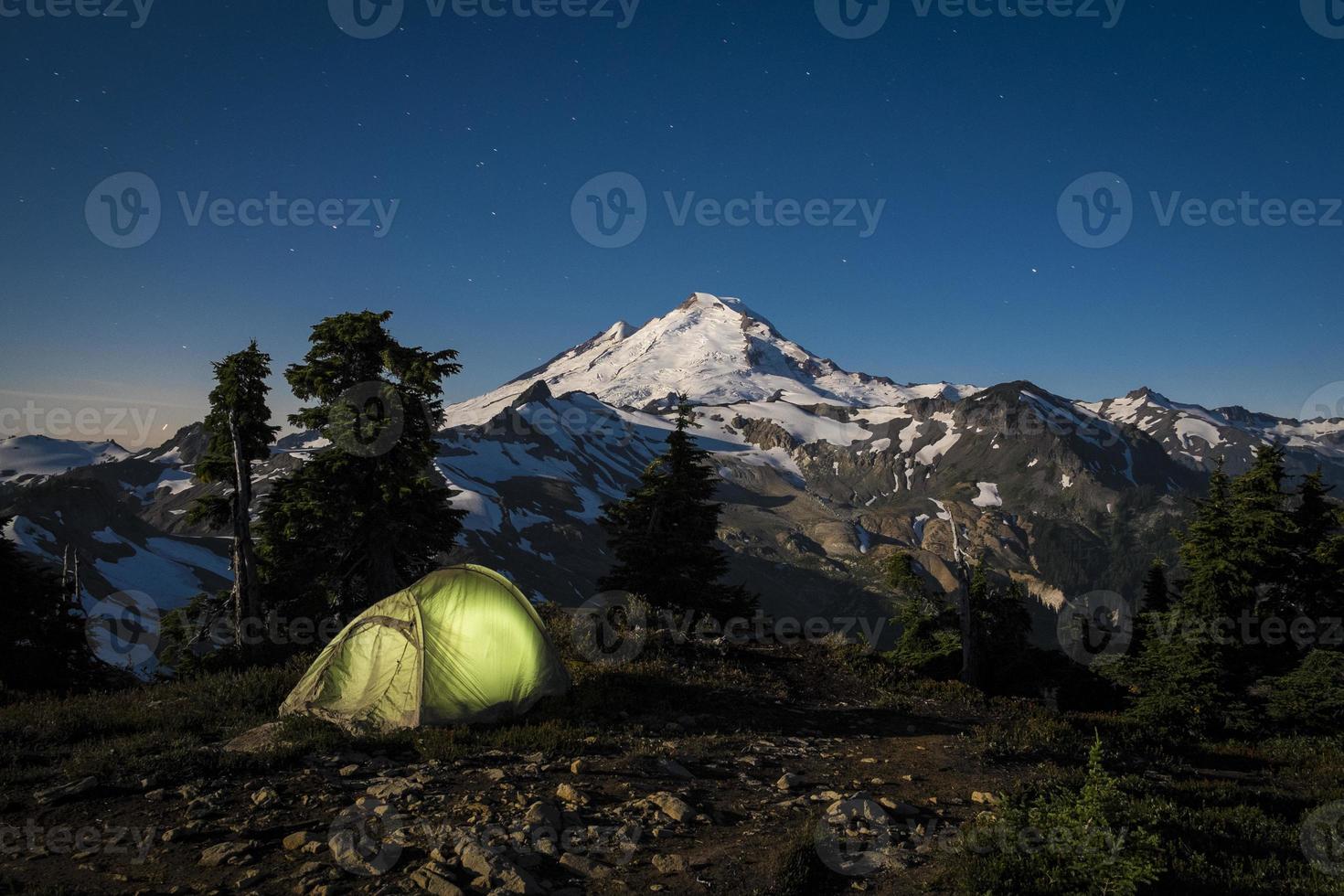 tente rougeoyante la nuit sous le mont Baker, l'état de Washington photo