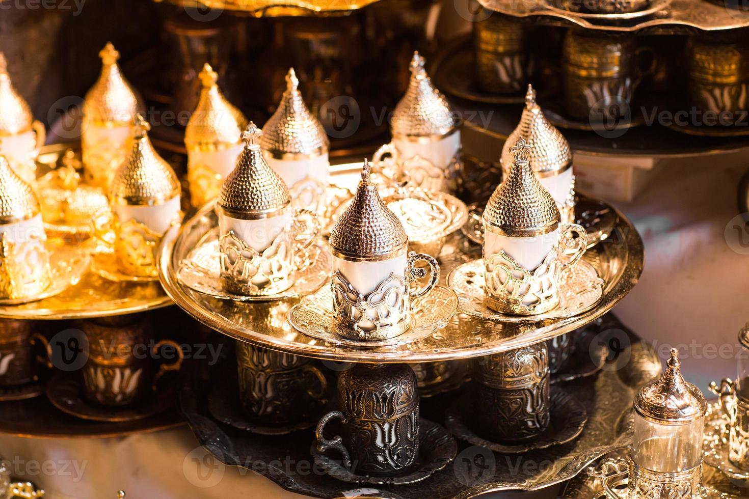 Moulin à poivre traditionnel en cuivre sur le bazar d'Istanbul photo