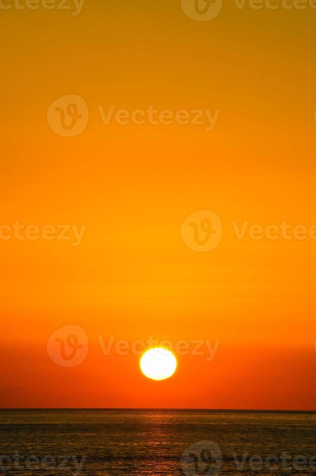 coucher de soleil orange et eau photo