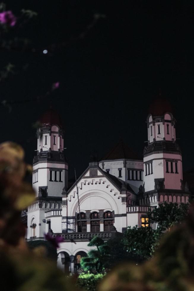 bâtiment colonial lawang sewu à semarang la nuit photo