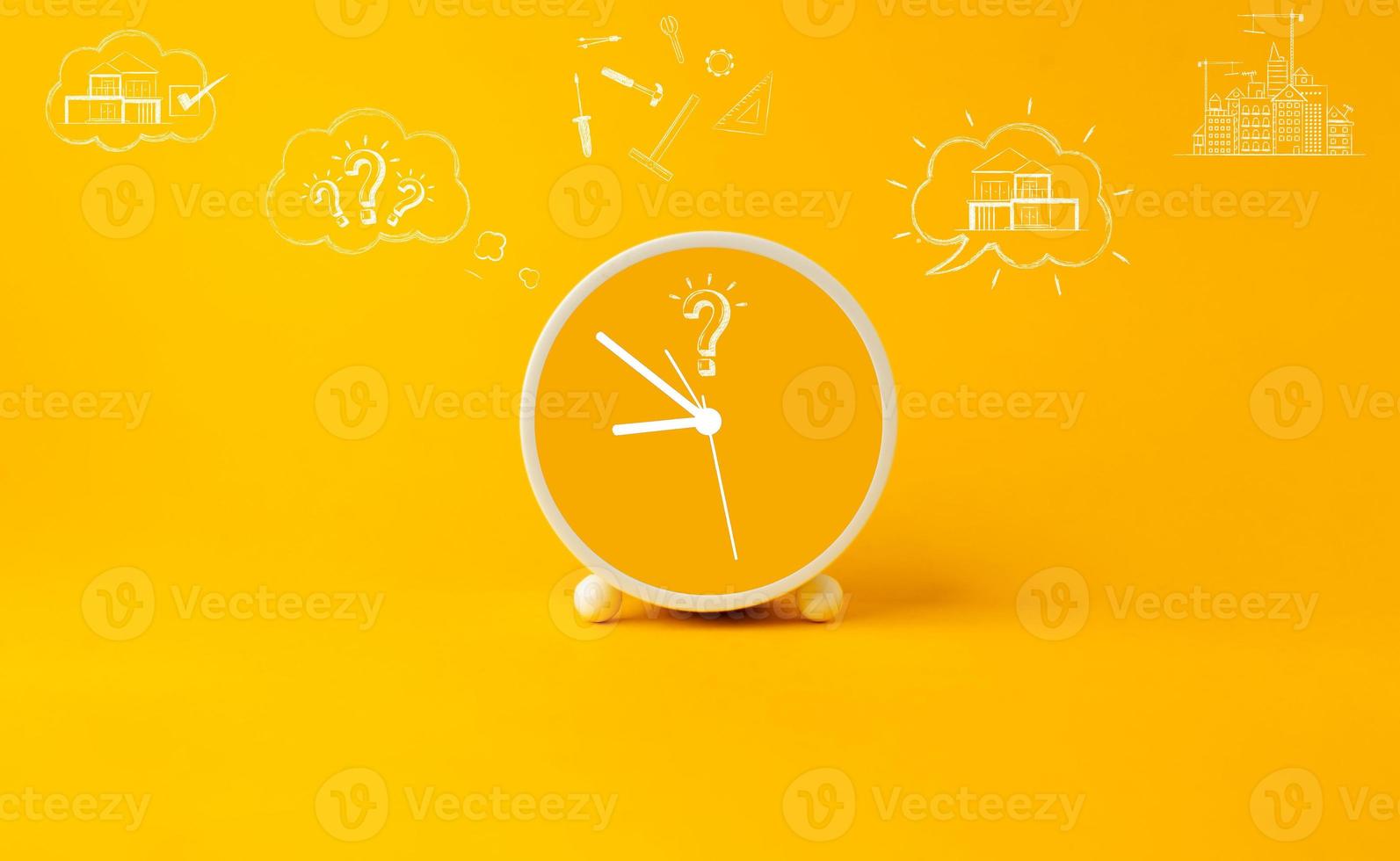 horloge blanche jaune placée sur le concept de temps de fond jaune photo