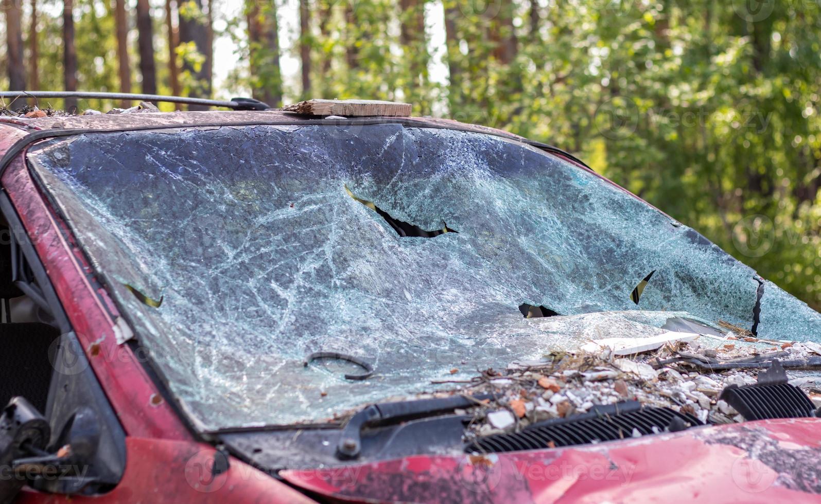 gros plan d'une voiture avec un pare-brise cassé après un accident mortel. conséquence d'un accident de voiture mortel. danger automobile. conduite dangereuse imprudente. véhicule après un accident avec un piéton. photo