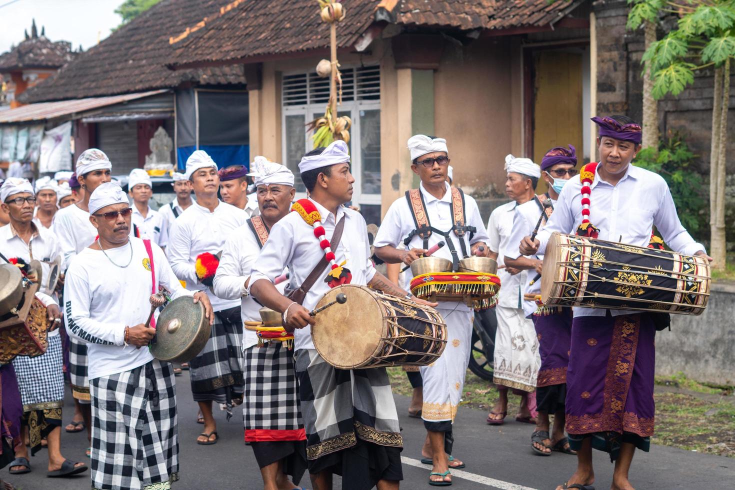 bali, indonésie, 2022 - accompagnement musical d'instruments traditionnels lors de cérémonies religieuses hindoues à bali pendant les vacances galungan et kuningan photo