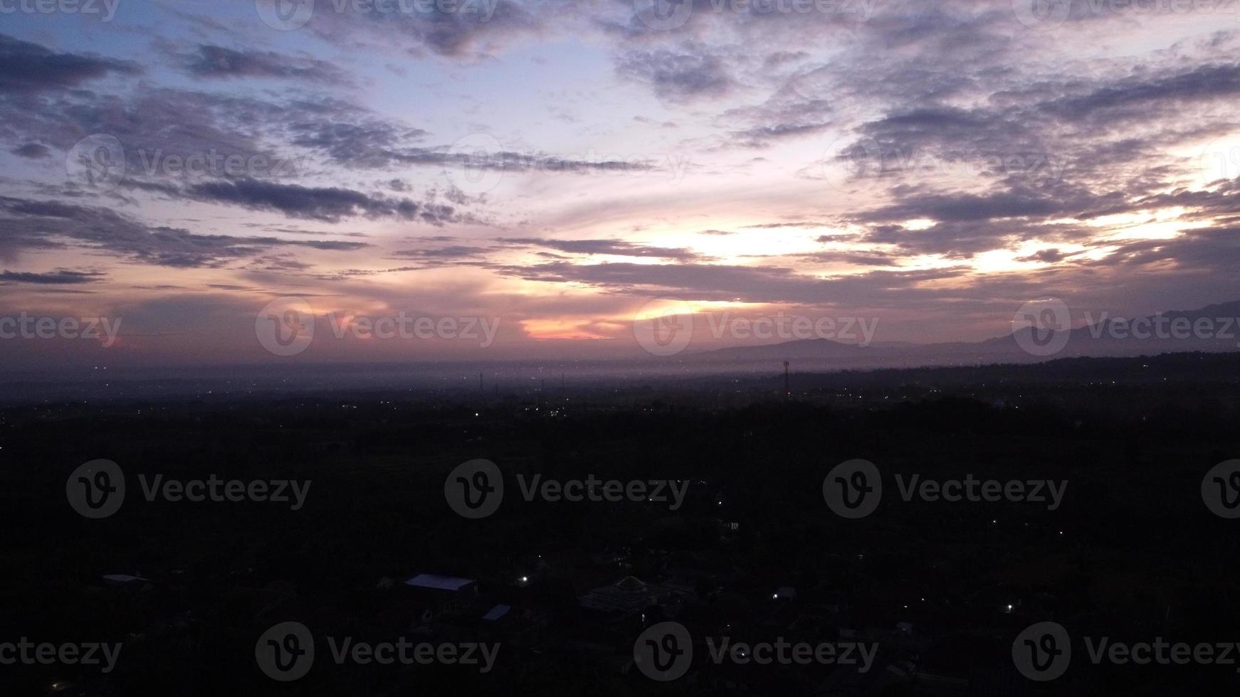 photos de drones du soleil naturel levant brumeux