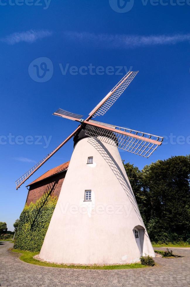 moulin à vent blanc traditionnel photo