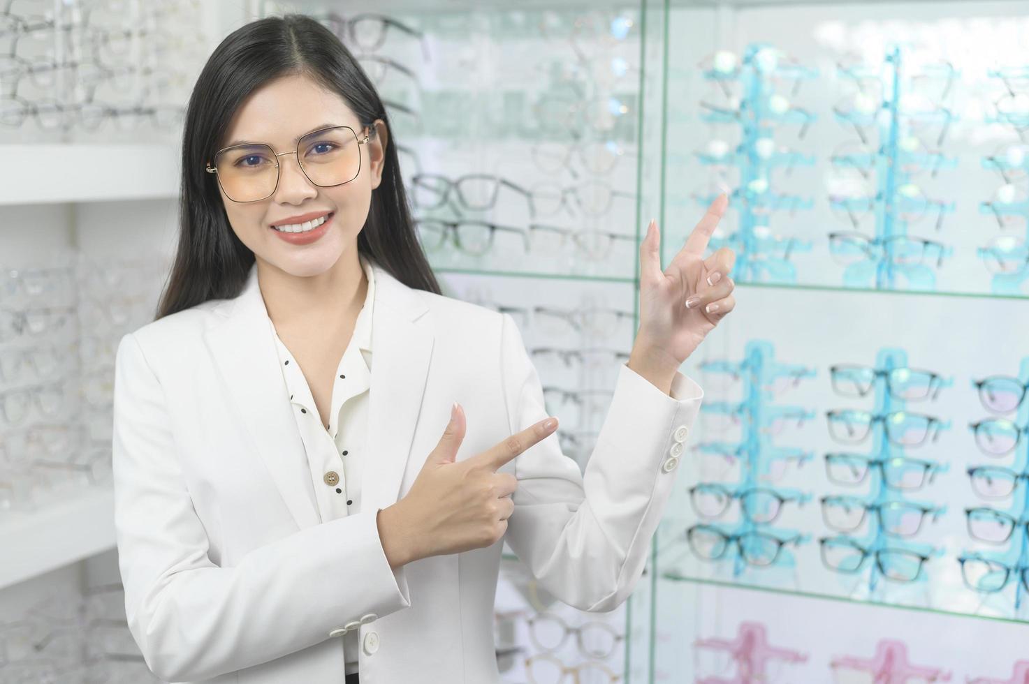 portrait d'ophtalmologiste dans un centre optique, concept de soins oculaires. photo
