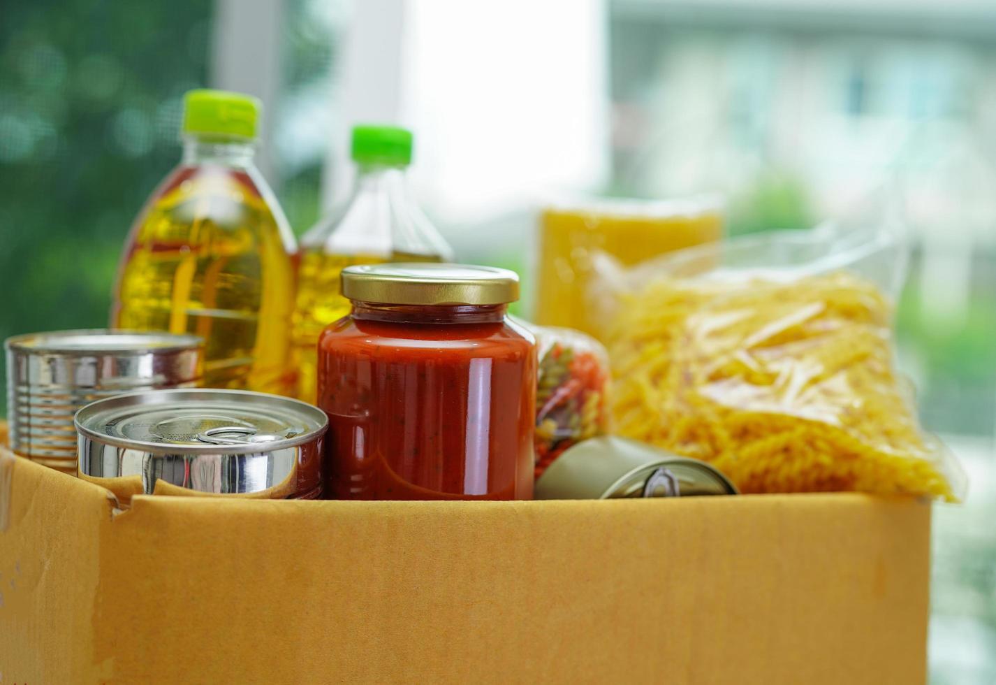 denrées alimentaires dans une boîte de dons pour bénévoles. photo