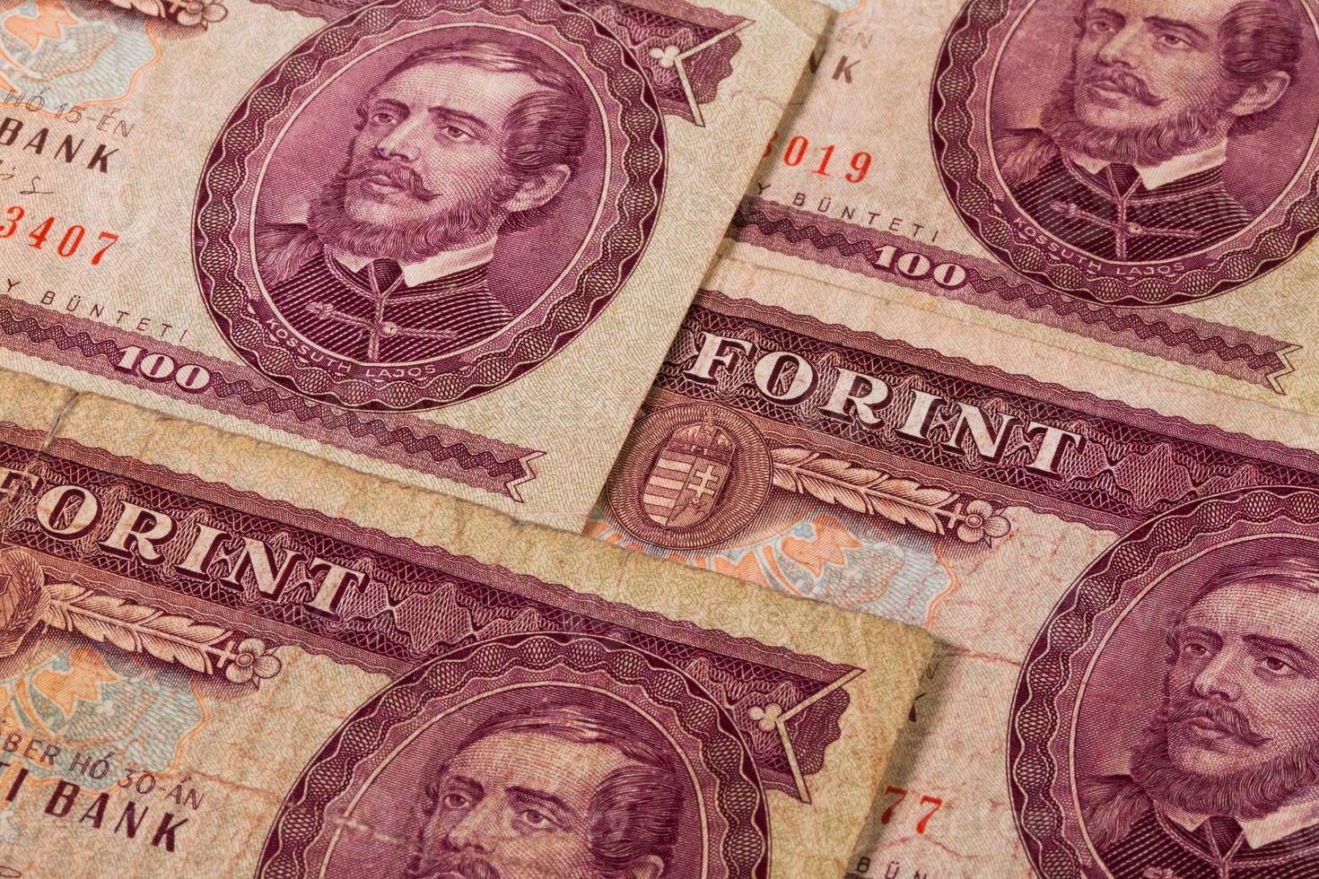vieux billets de banque hongrois sur la table photo